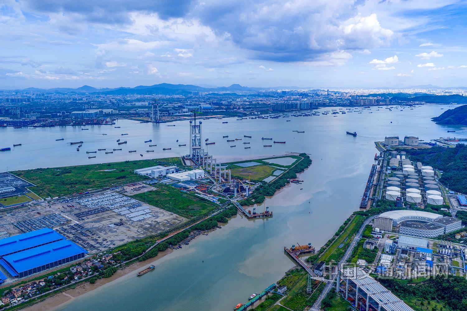 粤港澳大湾区狮子洋大桥主桥索塔建设高度突破200米